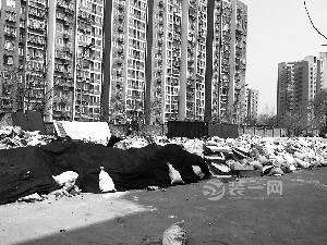 北京海淀新建小区集中装修 大量建筑垃圾在墙外堆放