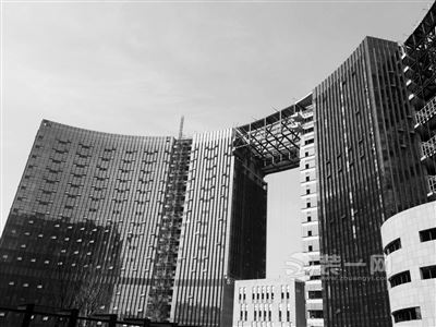 新南京市中医院主体建筑基建结束 千名工人进场装修