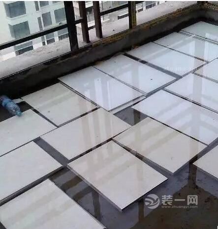 贴瓷砖为什么要泡水 深圳装修网揭瓷砖泡水多长时间才能贴 瓷砖泡水攻略