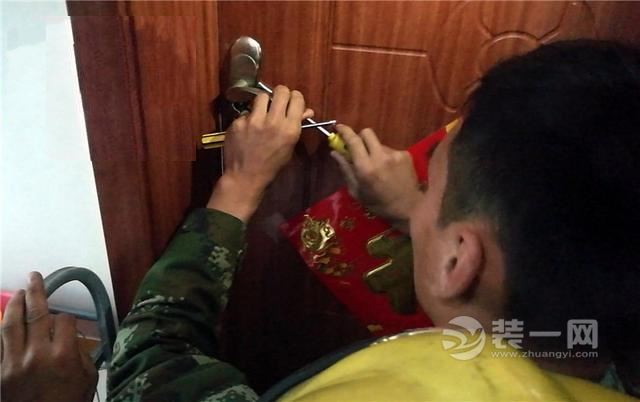 天津滨海两岁男童学大人反锁卧室门 破拆门锁后获救