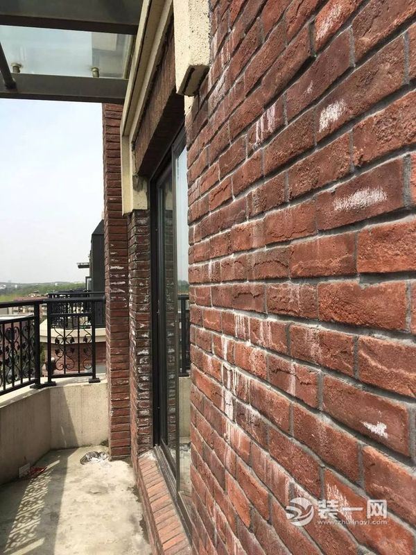 南京城北某小区新房存严重质量问题 业主们大受打击