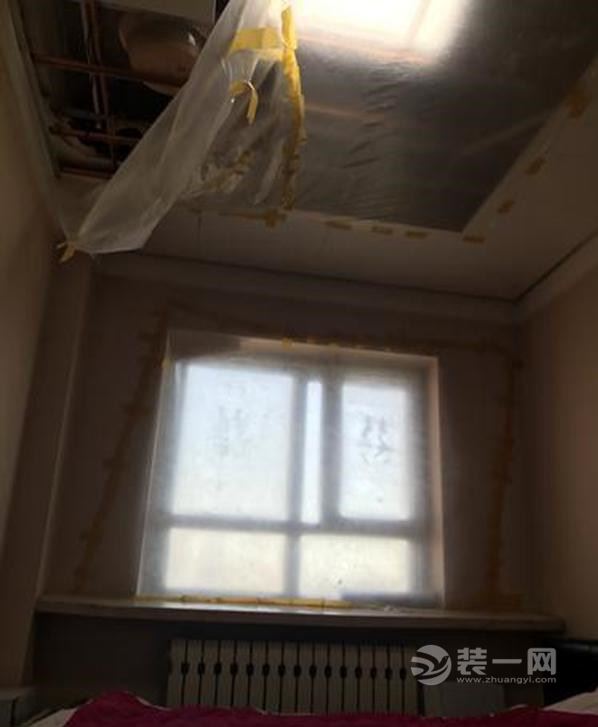 屋顶漏水严重 乌鲁木齐一业主家有房不能住无奈租房