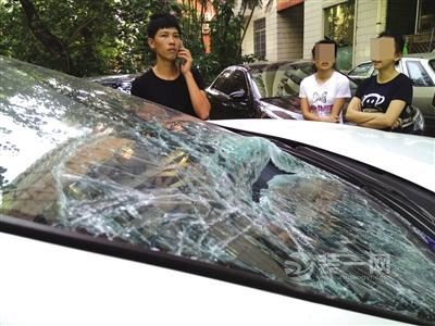 李先生的爱车前挡风玻璃被砸出一个洞