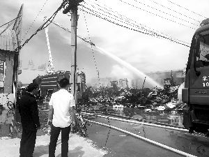 北京一建材市场五金店起火 17户商铺烧成了废墟堆