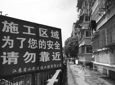 南京小区楼房裂缝严重处可伸进手 疑与周边施工有关
