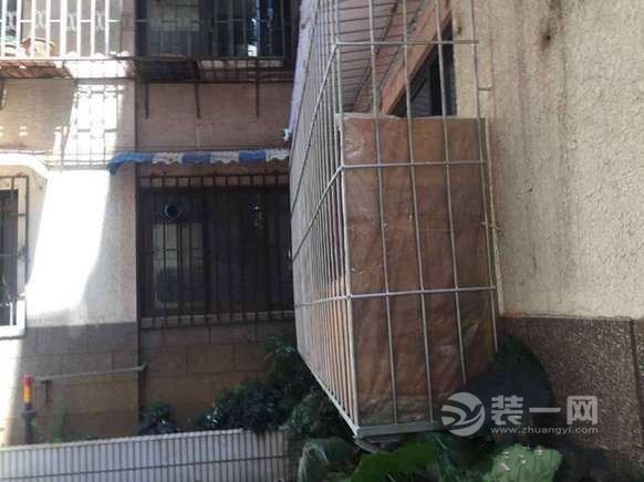 私自扩建阳台遮邻居窗 昆明一住户被劝无效物业无奈