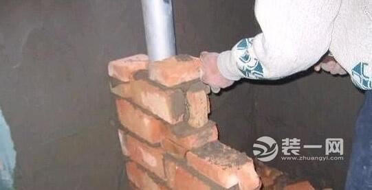 包下水管的方法之一用砖砌包管子