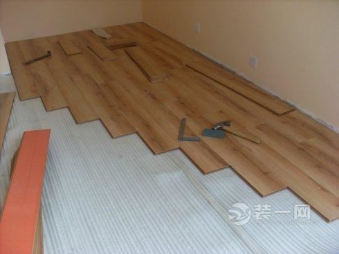 实木地板怎么铺不变形