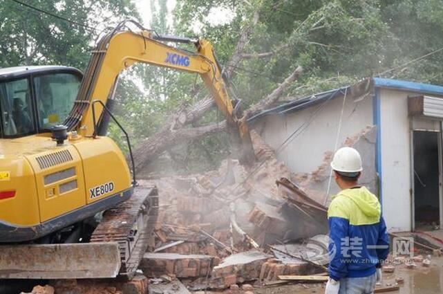 济南一小区近万平违建被拆除