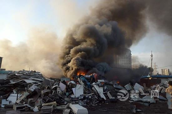 天津一钢材市场多家店铺起火 现场抢出数个液化气罐