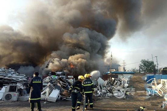 天津一钢材市场多家店铺起火 现场抢出数个液化气罐