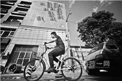 楼墙面挂16辆自行车惹争议 原是北京商家的外墙装修