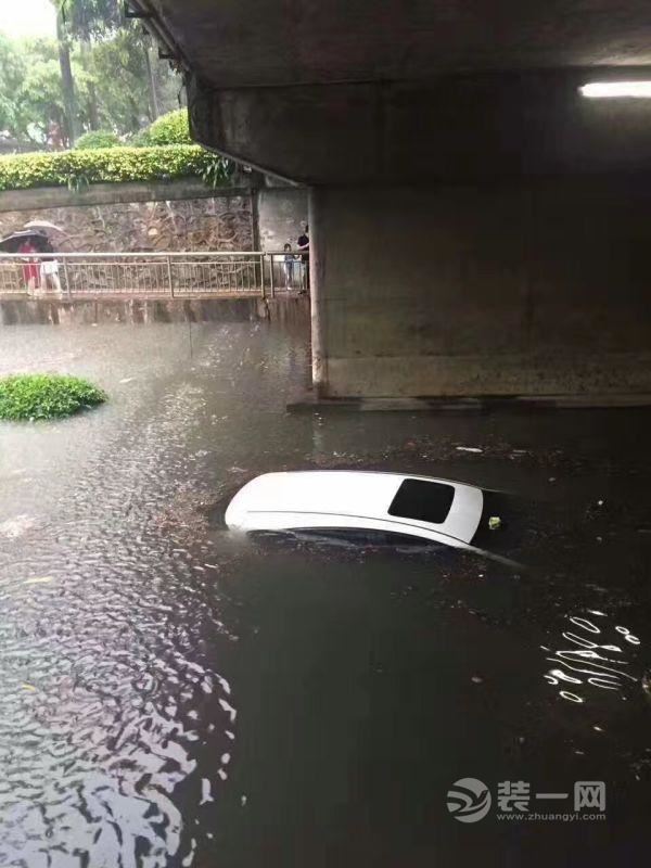 广州暴雨全城被淹殃及佛山 积水严重车主爬窗逃生现场图片