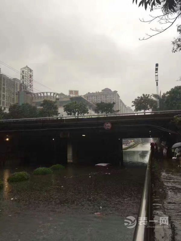 广州暴雨全城被淹殃及佛山 积水严重车主爬窗逃生现场图片