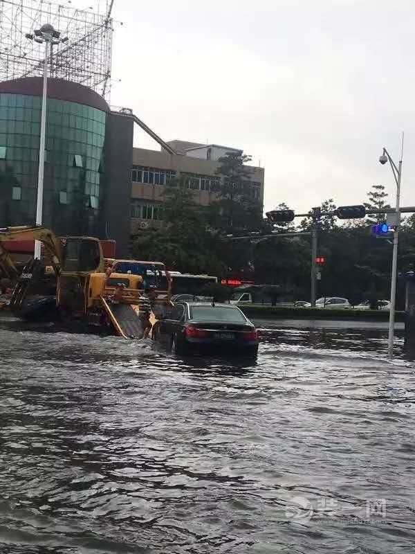 广州暴雨全城被淹殃及佛山 积水严重车主爬窗逃生现场图片