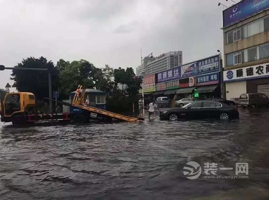 广州暴雨全城被淹殃及佛山 积水严重车主爬窗逃生现场图片