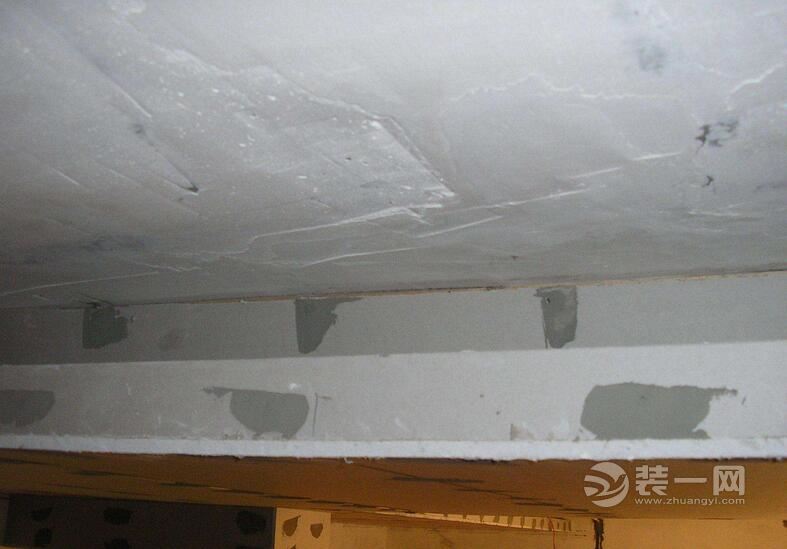 武汉业主新房装修发现房顶不平 做好的吊柜无法安装