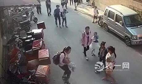 郑州两岁娃从三楼坠下 12岁小学生伸手去接