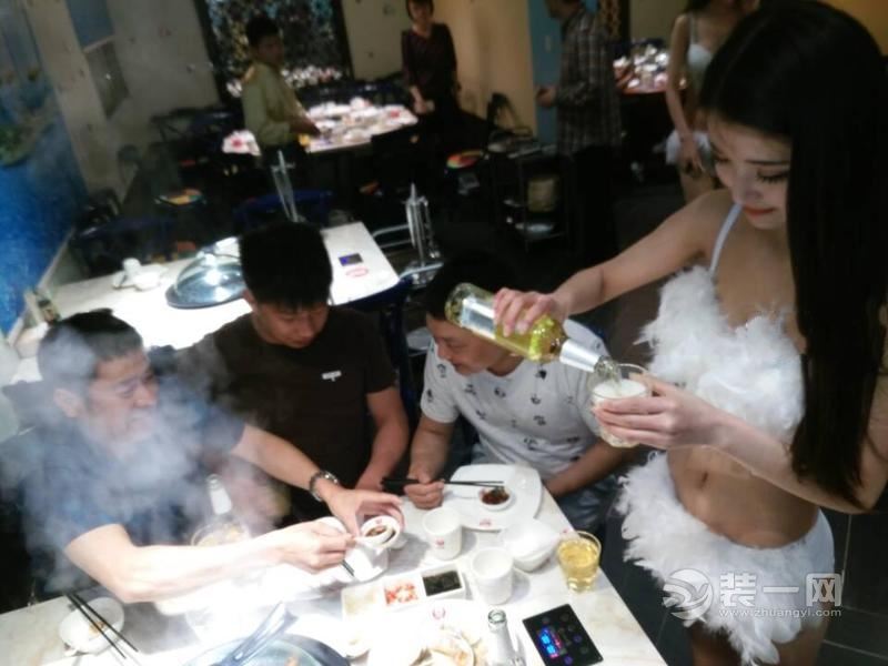 南京一餐厅服务员穿比基尼 店家：为配合海鲜主题装修