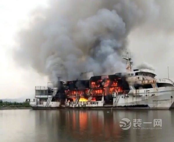 南京一渔船装修突然起火 夏季装修防火安全要重视