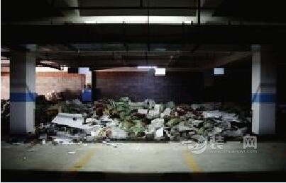 长沙一小区地下车库堆满装修建筑垃圾 业主担心病毒传播