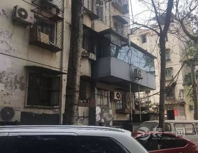 飘出来一个一居室 北京街头现悬空房违规装修隐患大