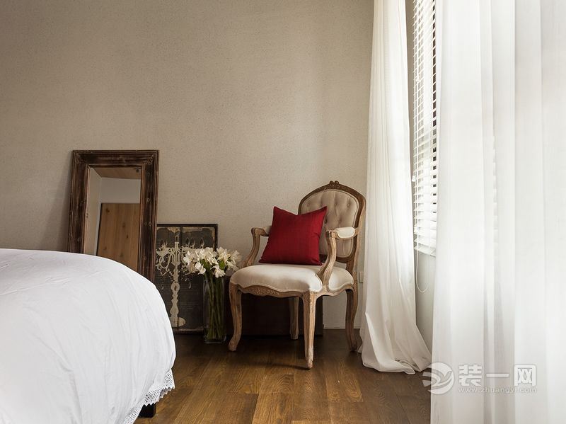 卧室内的窗帘有百叶帘和白色薄纱帘，两者搭配让室内能有温暖柔和的光线。