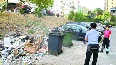 装修垃圾堆成山 没有物业北京回迁房小区集资清垃圾