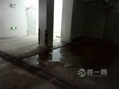 长沙一小区地下车库渗水一月多未维修 电梯间积水