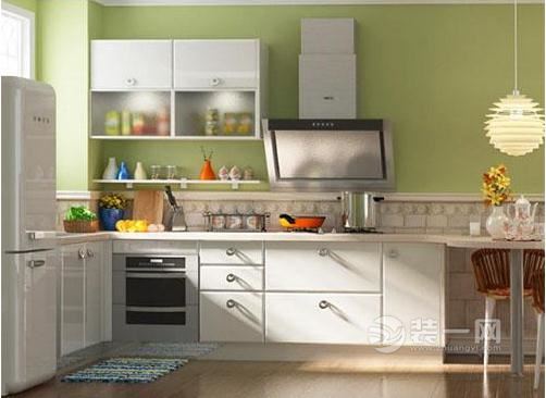 绿色橱柜打造清爽厨房 橱柜台面石英石和不锈钢哪个好?