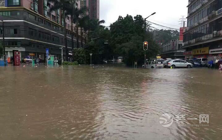 广州昨日暴雨预警水位快淹没车顶 家里很潮怎么办？