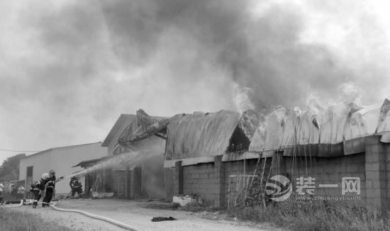 长沙一家具厂失火 存放装修所需家具库房屋面烧穿塌落