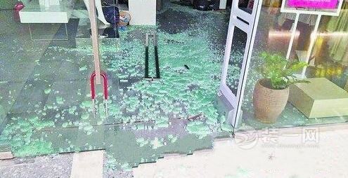 商场整扇钢化玻璃门倒下