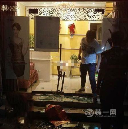 绵阳市两家米粉店的玻璃门被砸 店家还得重装修店铺