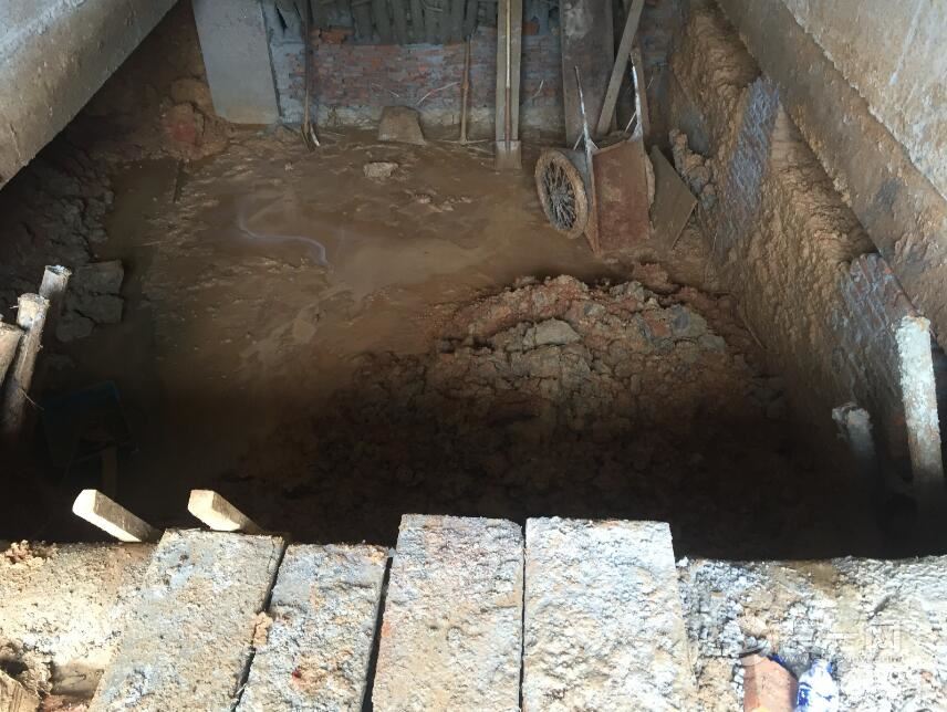 1楼室内现大坑 北京业主违规装修私挖地下室被整改