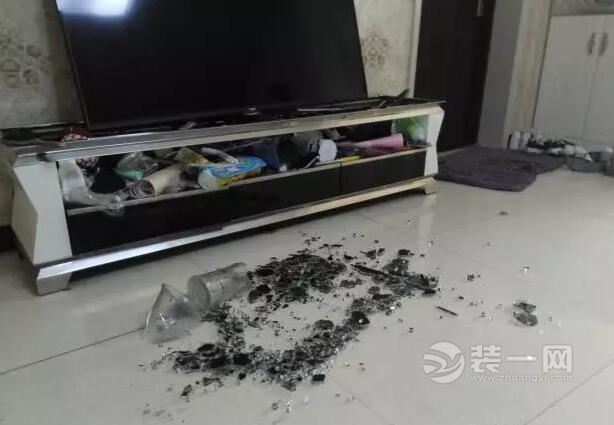 鹤壁一市民正在看电视 电视柜的玻璃面突然爆裂是为何