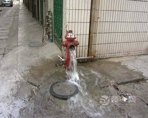 业主装修操作失误 北京某小区消防栓漏水一周让人心疼 