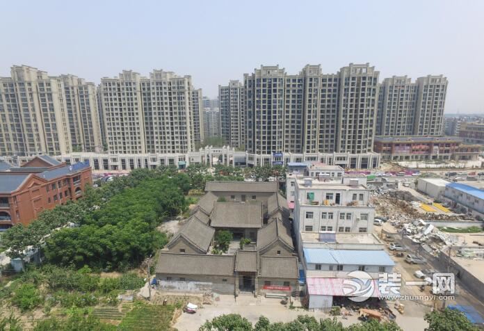 百年古宅藏在郑州高楼之中 曾有人出1亿房主也不买