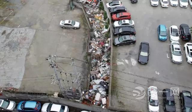 温州一停车场砌墙堆放装修垃圾 马桶床垫堆积无人清理