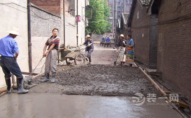 宜昌一小区路面坑洼 有一装修经验丰富居民带头进行维修