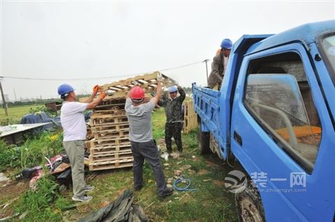 "僵尸车"居所和仓库被整治后 苏州沿街安装了隔离网