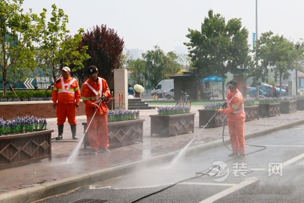 作业人员持高压水枪冲洗重点部位