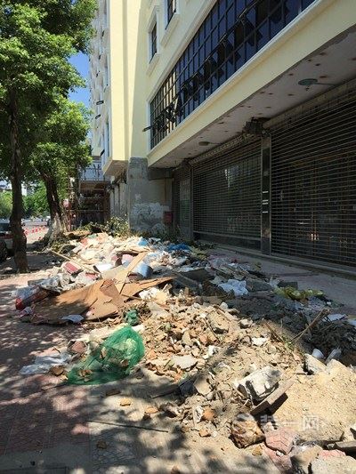 南京建邺一酒店将内部装修垃圾随意堆路边 被罚1万元