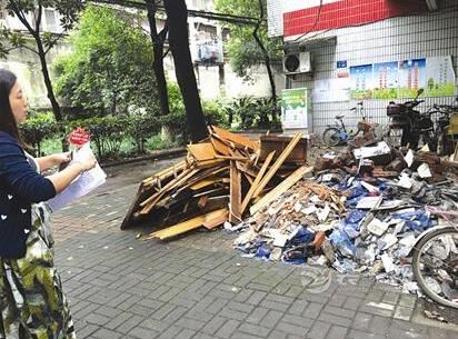 宜昌一公司装修施工队将建筑垃圾倒在通道 遭居民投诉
