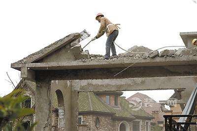 苏州各地城管部门突击整治 200余平米钢板板房被拆除