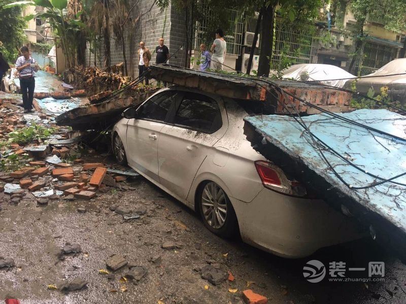 绵阳城区一小区20年历史围墙倒塌 4辆私家车被砸