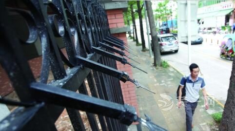 深圳某学校装修围栏安装倒刺 市民担忧恐伤过路人