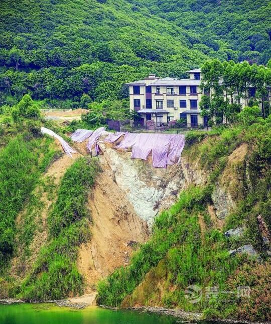 暴雨过广州别墅门前塌方成悬崖 装修工程不得不叫停