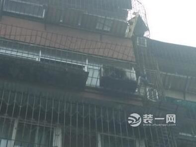 郑州一住户阳台上空调外挂机突然发生火灾