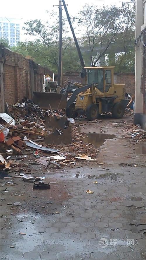 大火之后天津某平房拆除 住户盼赶快清理砖头等杂物